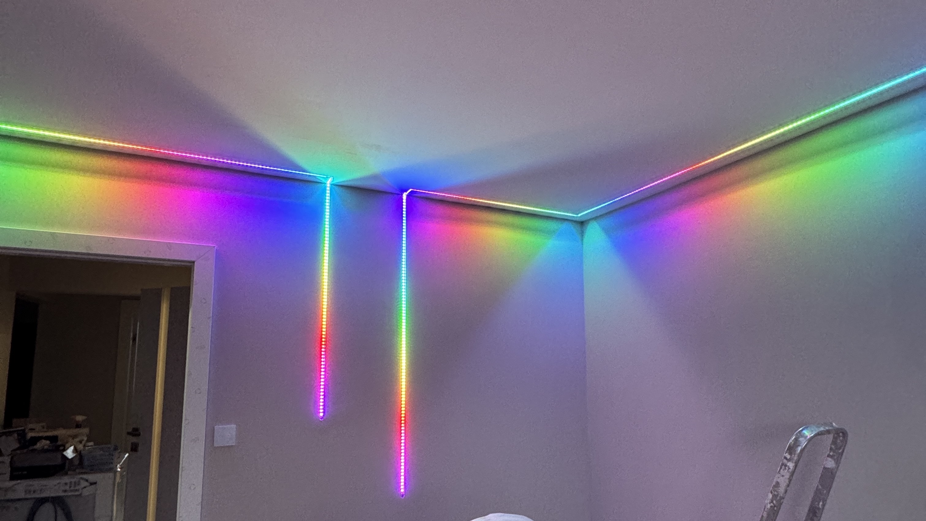 Autorski projekt oświetlenia adresowalnego LED RGB na suficie — efekt tęczy i animacji, Lumi-Core